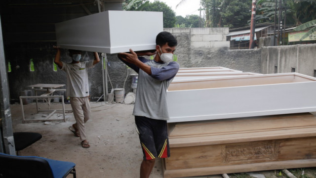Индонезия регистрира най малко 1 449 починали от COVID 19 през изминалото